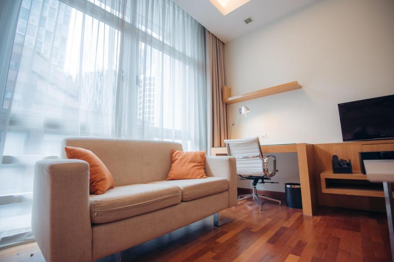 Aparthotel Arte Mont Kiara à Kuala Lumpur Extérieur photo A living room with a sofa